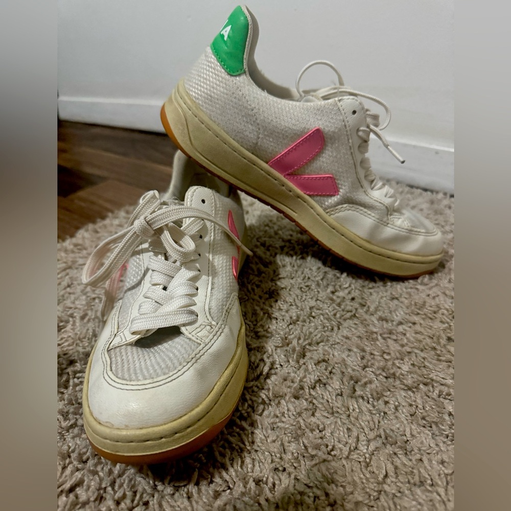 Veja v 12 beige color with a pink and green decor from mark.